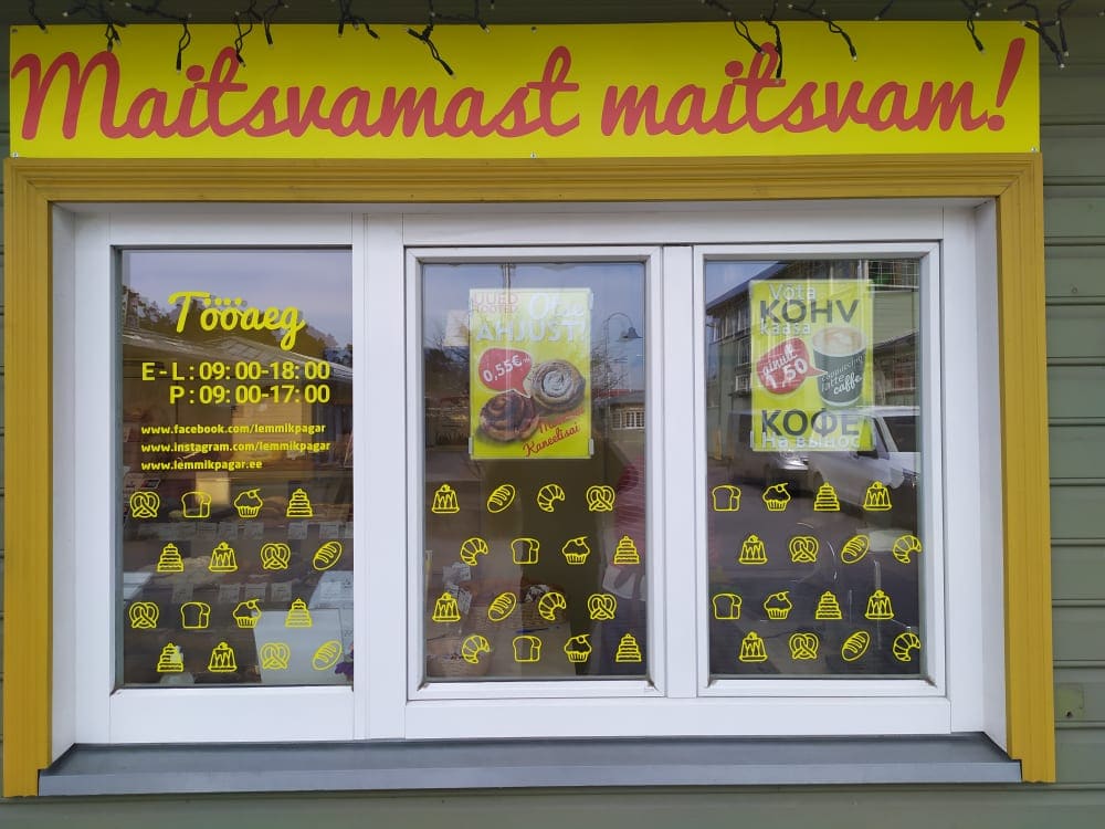 Decordsi töö pagariärile: aknagraafika, tooteelemendid ja lahtiolekuajad klaasitud sissepääsul.